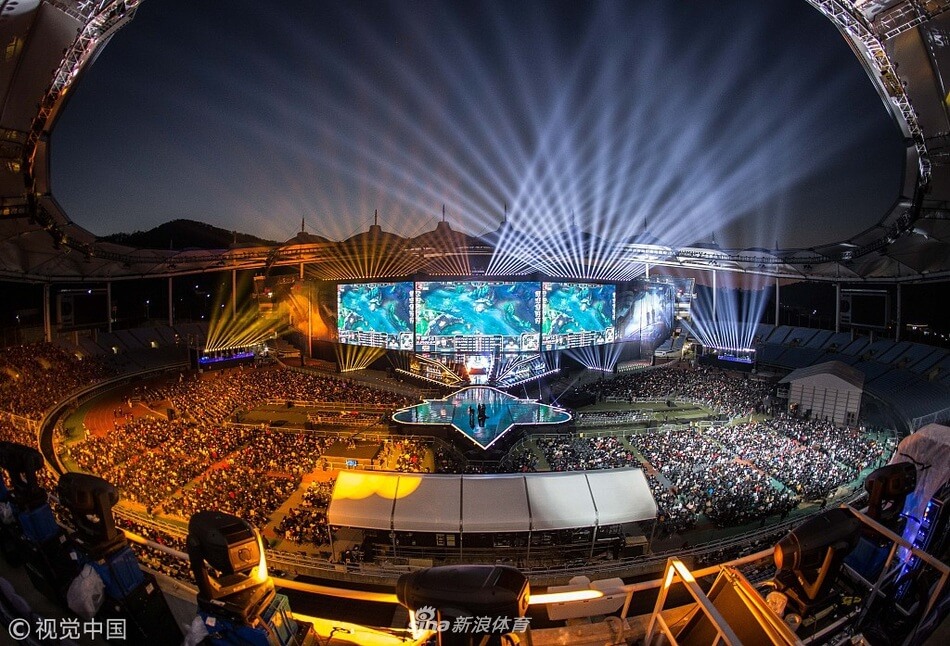 英雄联盟S15出征日记：TES战队花絮，JackeyLove的行李箱里有什么？